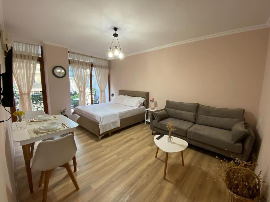 Mimosa'S Apartment With Lovely Balcony Tiranë Eksteriør bilde